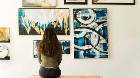 Dziewczyna w galerii sztuki na wystawie obrazów