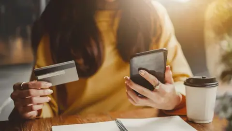 Dziewczyna z kartą kredytową płaci przez internet