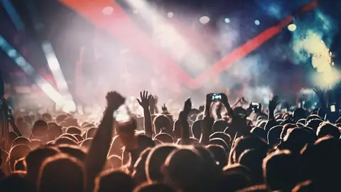 Ludzie na koncercie muzyki tanecznej