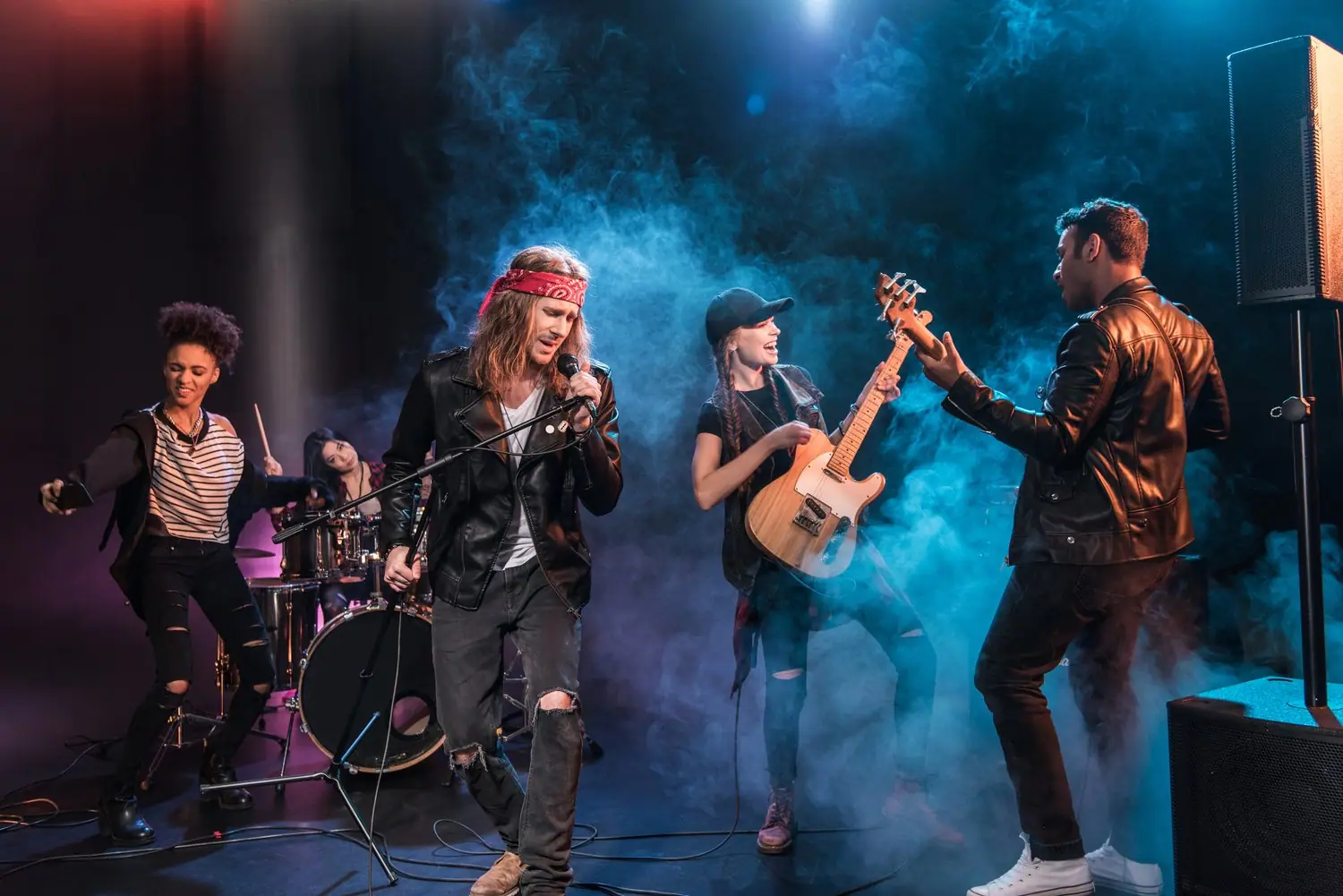 Festiwale muzyczne pod dachem: przewodnik po zimowych koncertach