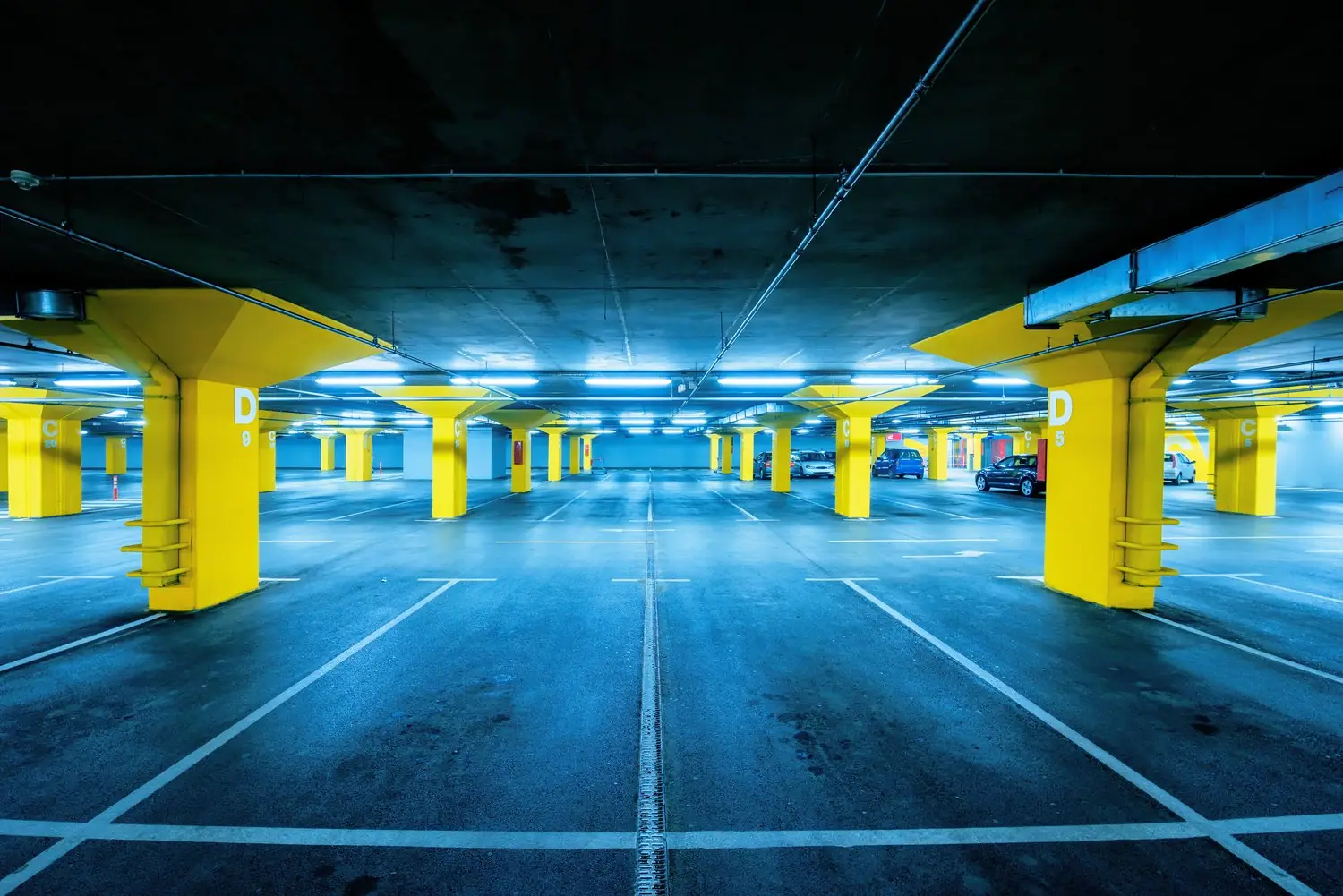 Parkingi wielopoziomowe: nowe rozwiązania parkingowe