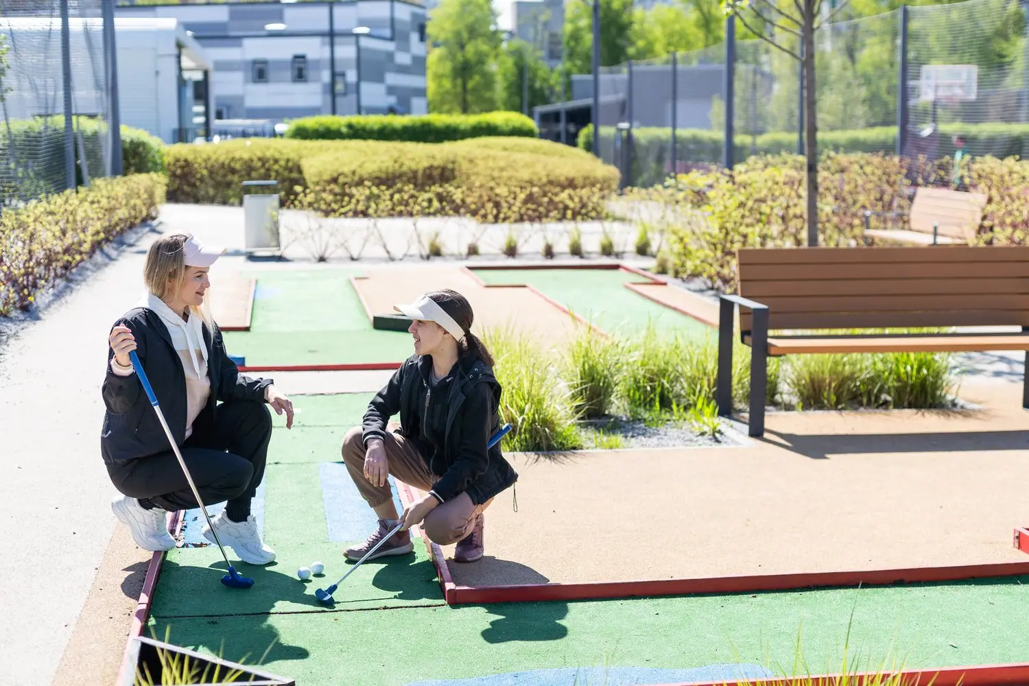 Golf miejski: putting green i akademie golfowe