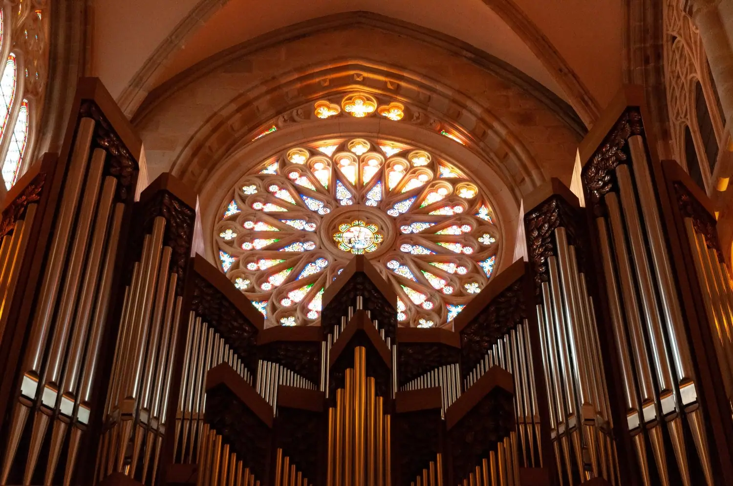 Muzyka organowa: koncerty w zabytkowych świątyniach