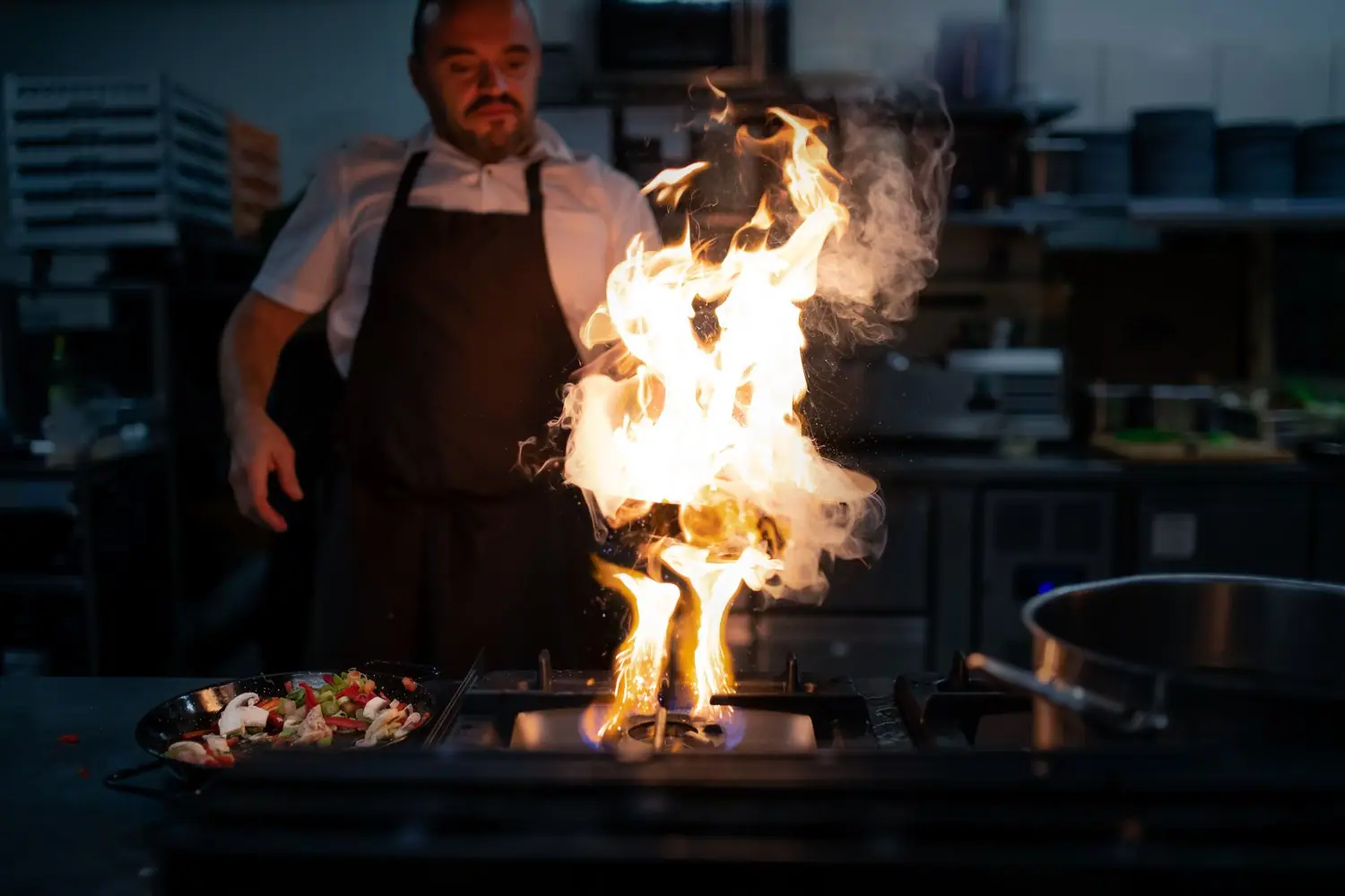 Restauracje z pokazową kuchnią: kulinarne show na żywo