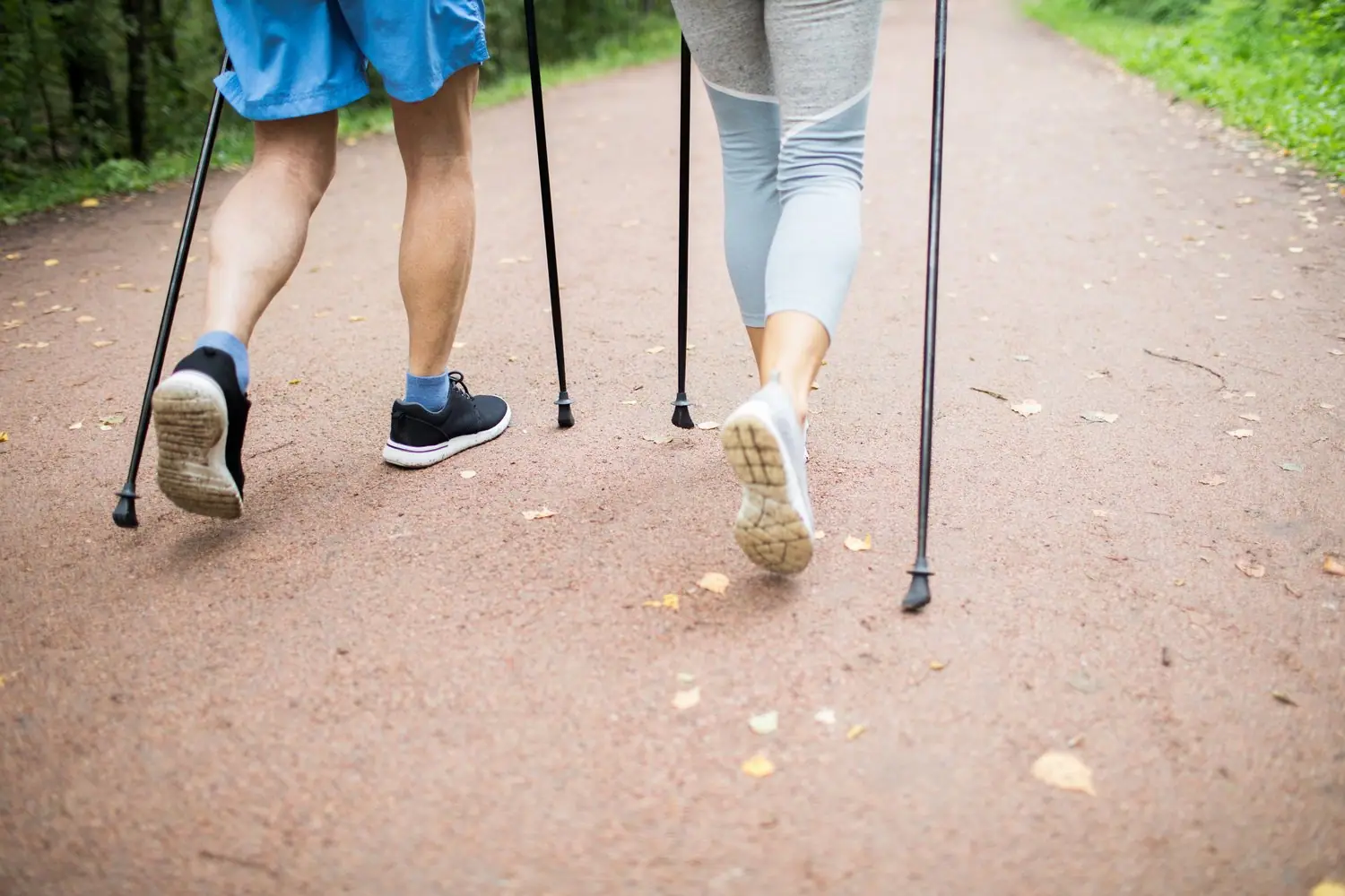 Nordic walking: jak prawidłowo chodzić z kijkami