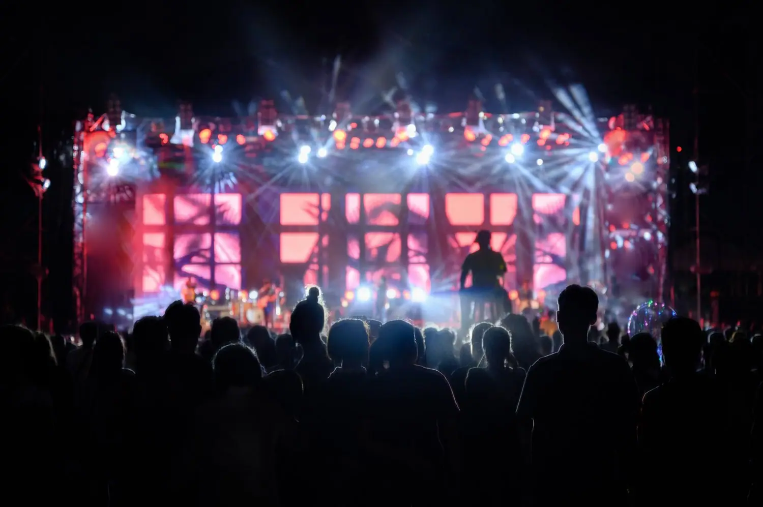 Festiwale muzyki i sztuki: wydarzenia łączące różne dziedziny
