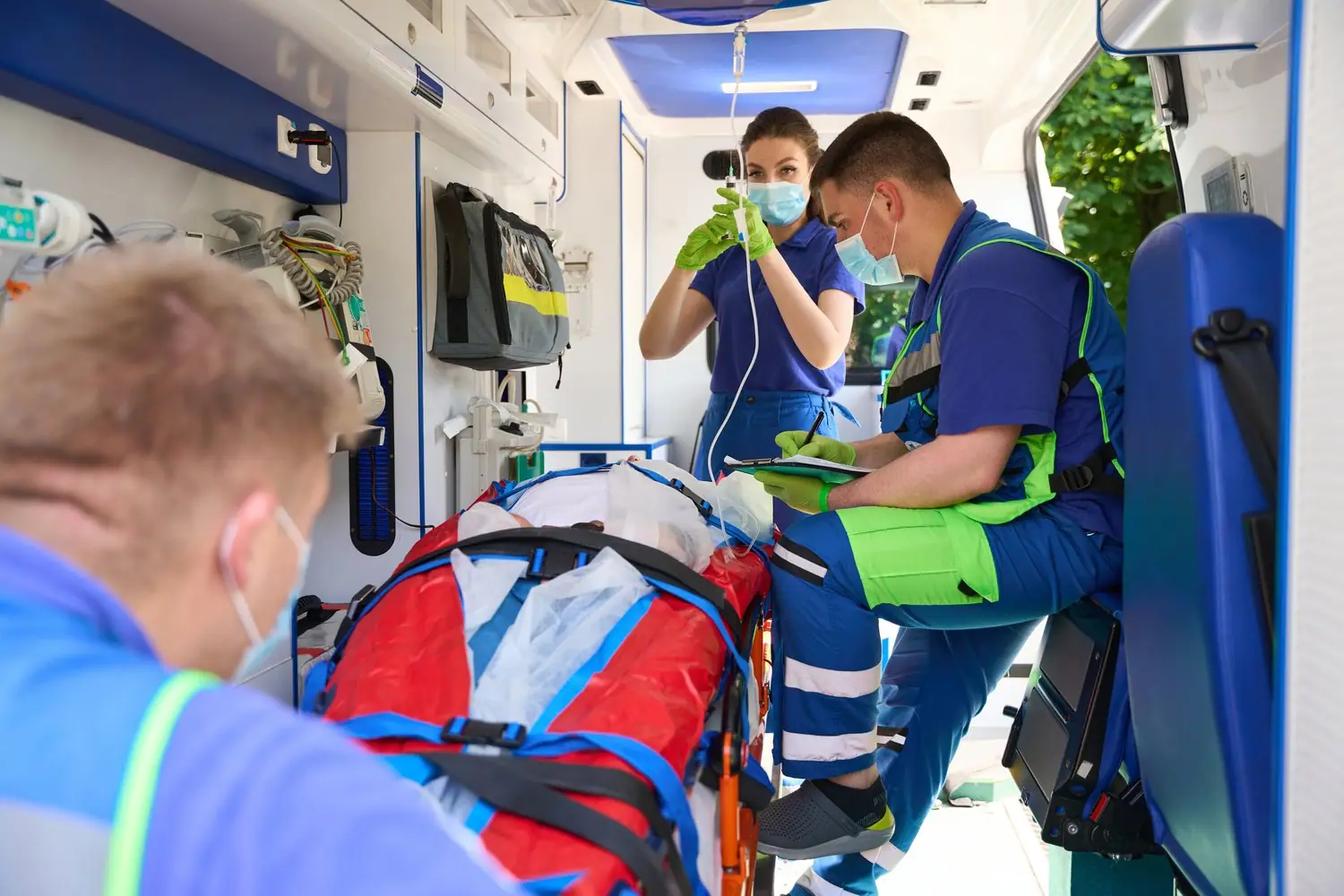 Jak dotrzeć do szpitala w nagłych wypadkach: opcje transportowe