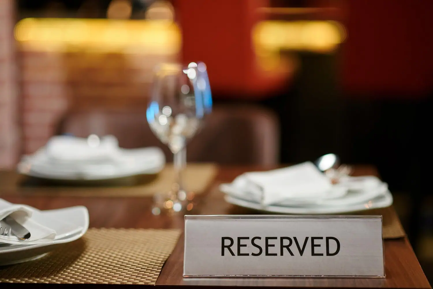 Jak zarezerwować stolik w popularnej restauracji bez czekania